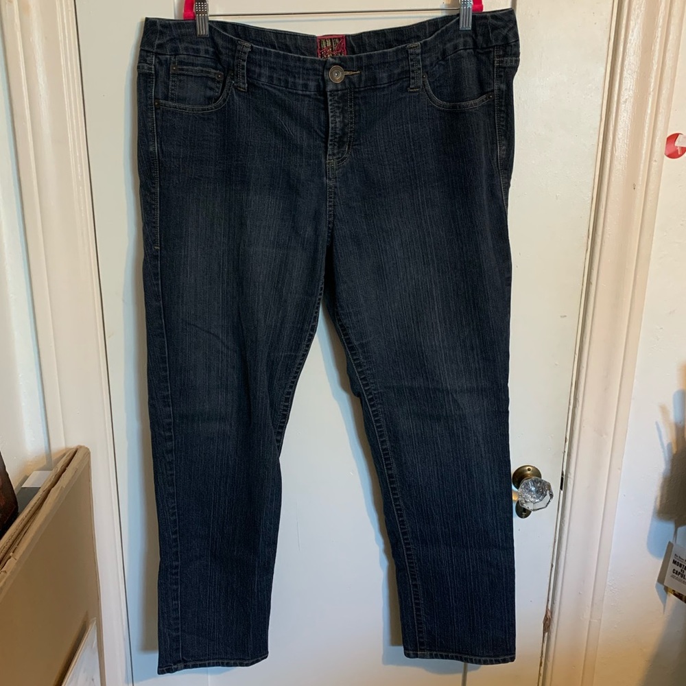 Skinny mid-rise jeans. Dark denim. 22